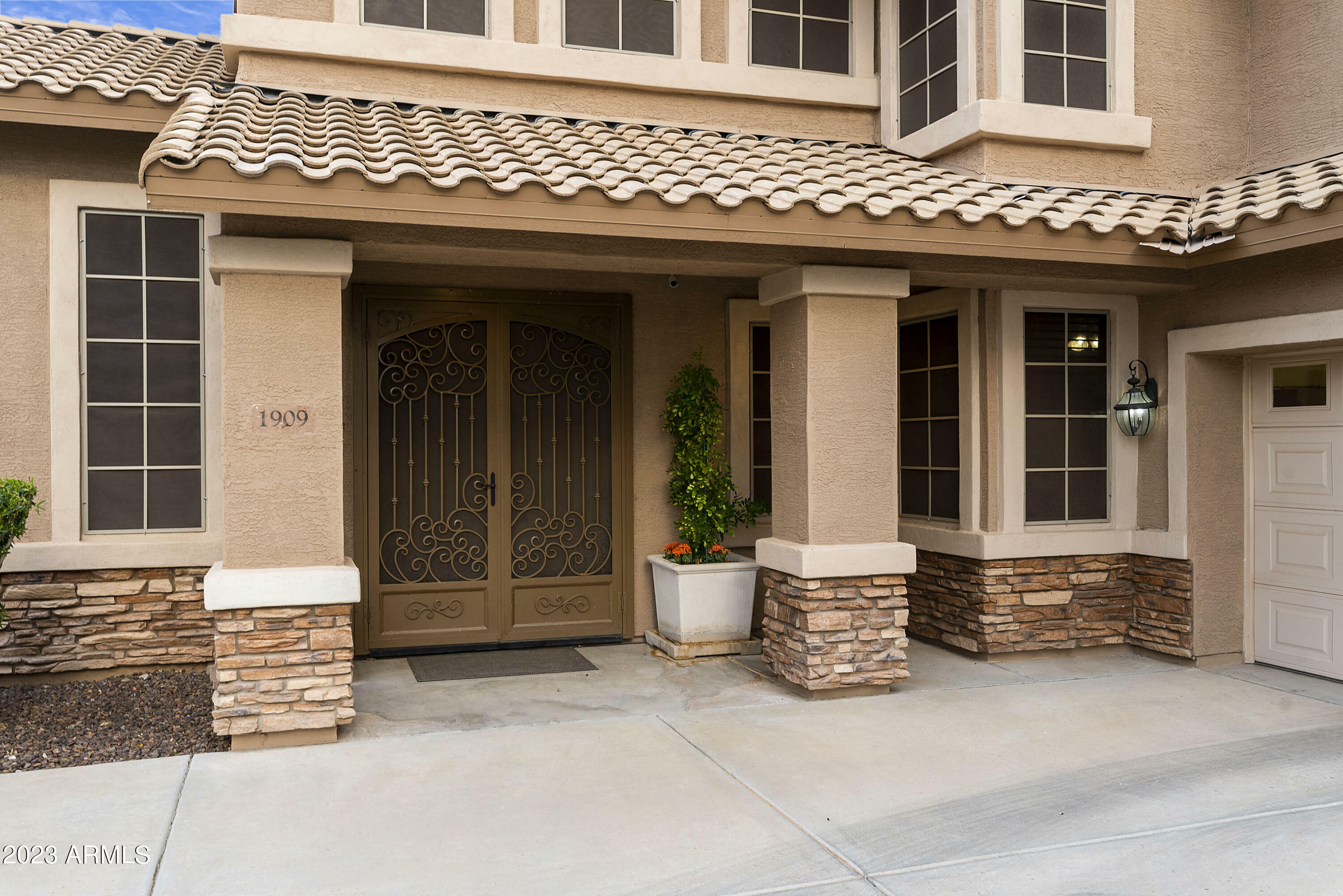 Property Photo: 1909 W Morning Vista Lane AZ 85085