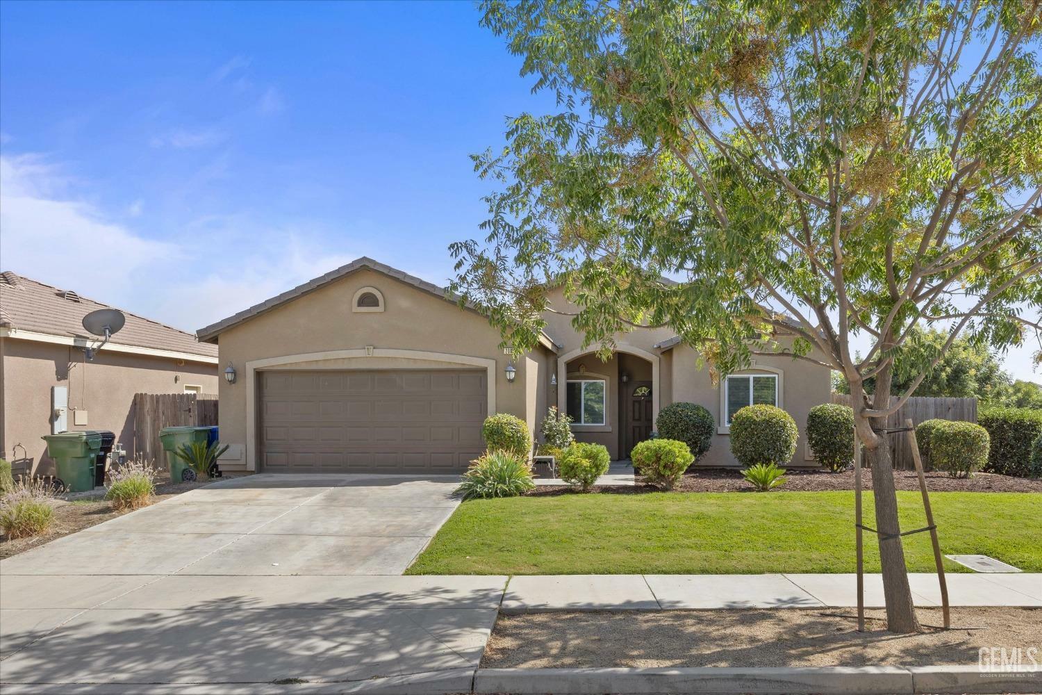Property Photo: 2005 Climbing Rose Avenue CA 93280