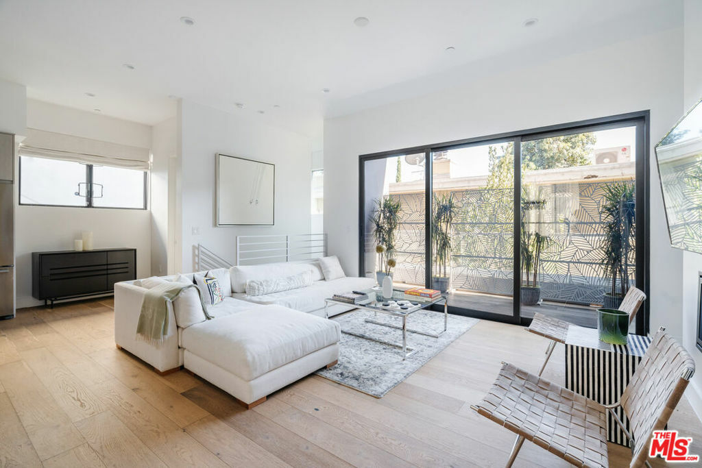 Property Photo: 4322 Gentry Avenue 105 CA 91604