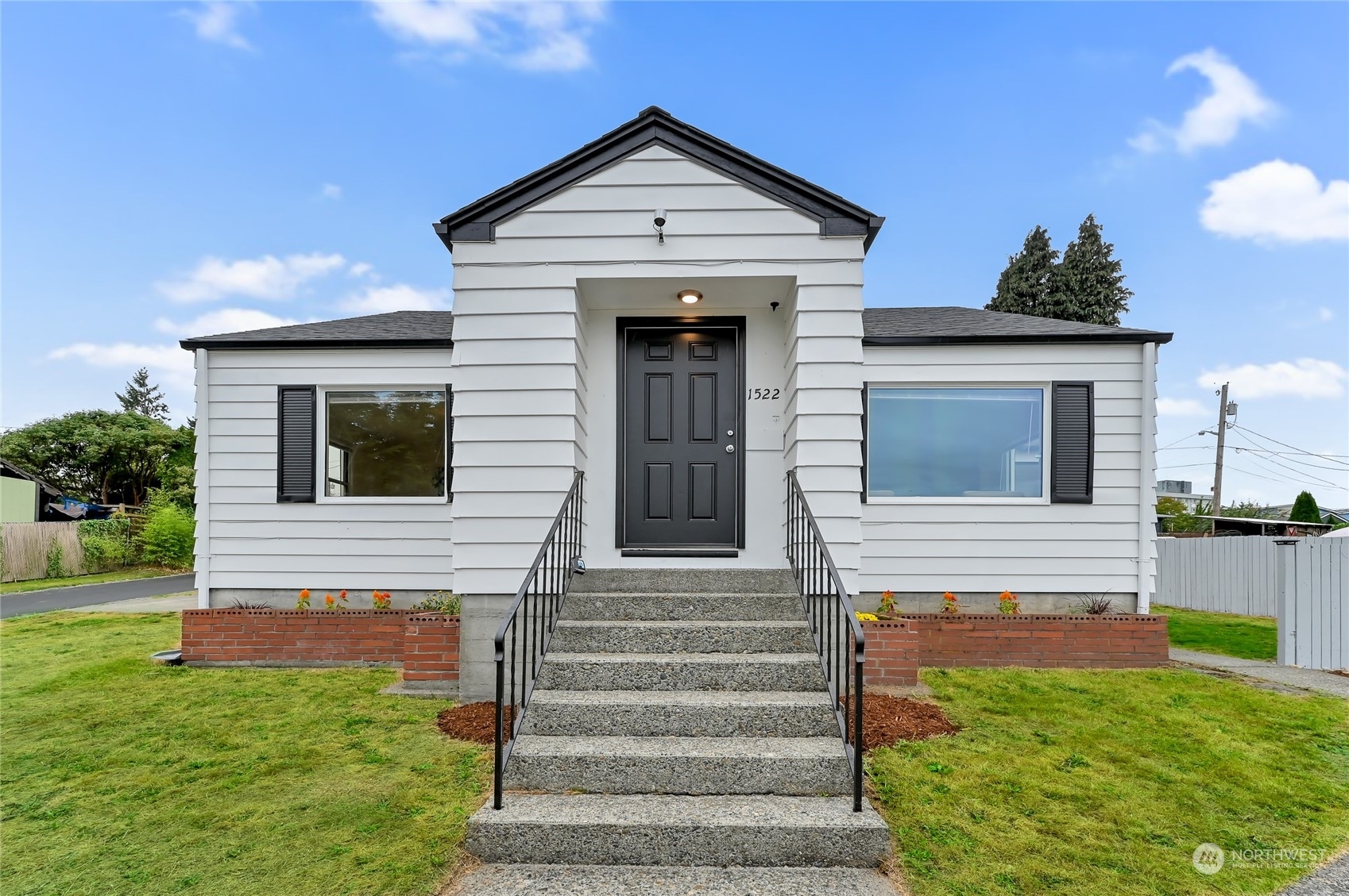 Property Photo:  1522 Pine Street  WA 98201 