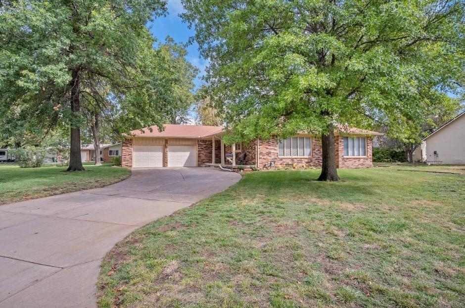 Property Photo:  2104 N Westridge Dr  KS 67203 