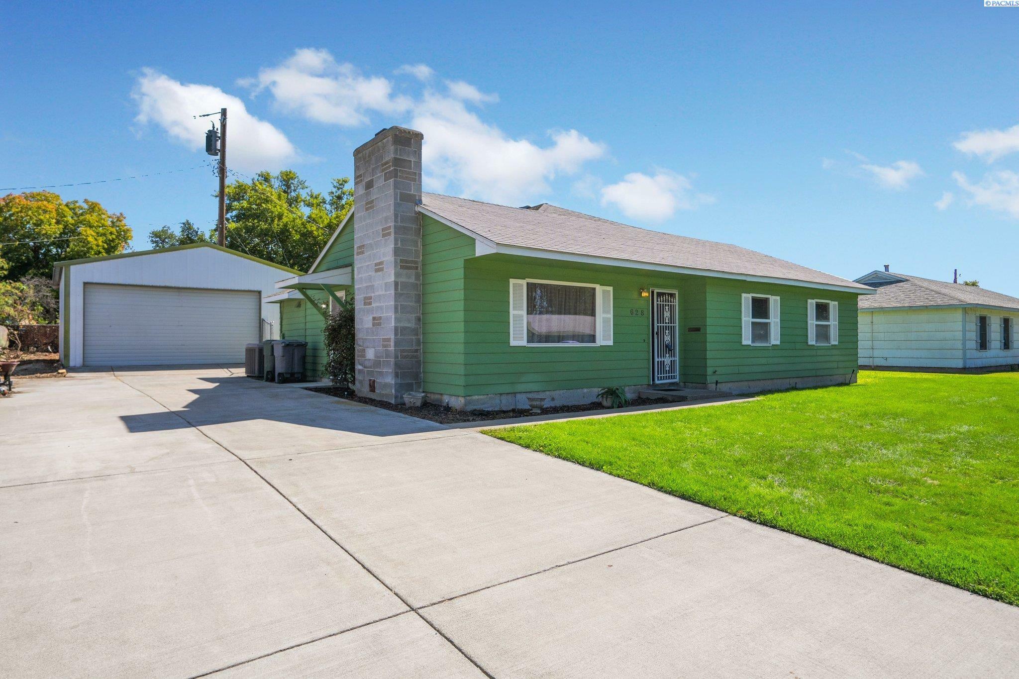 Property Photo:  628 Cottonwood Drive  WA 99352 