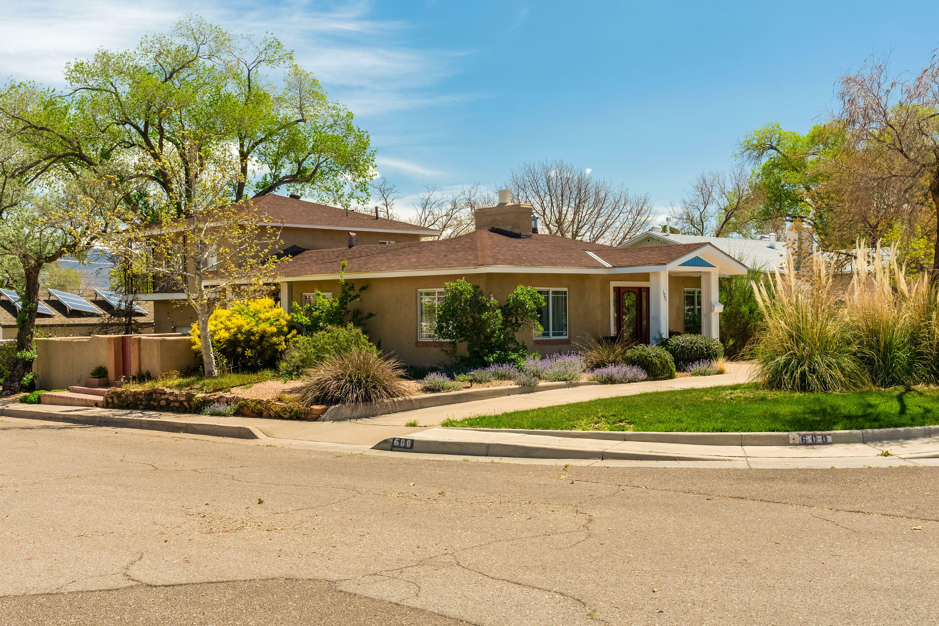 600 Solano Drive SE  Albuquerque NM 87108 photo