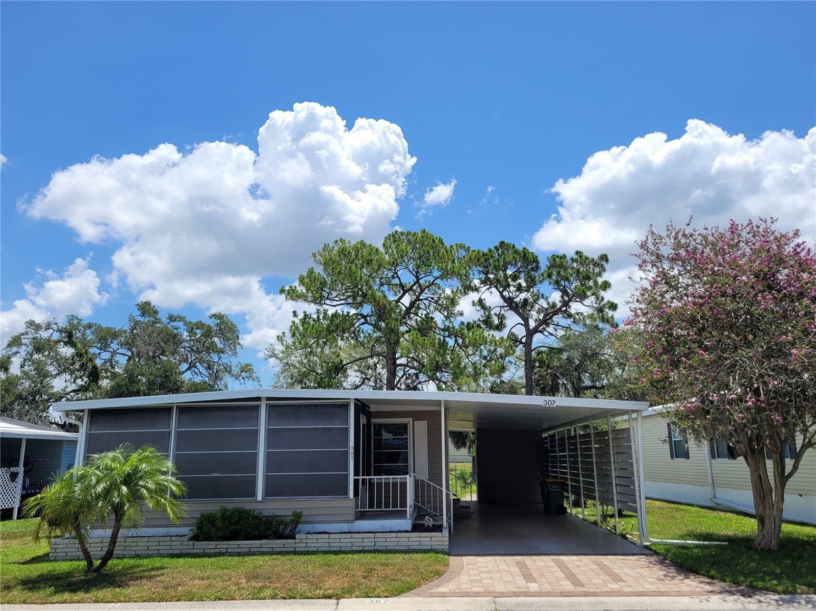 Property Photo:  307 Oakwood Boulevard E  FL 34237 