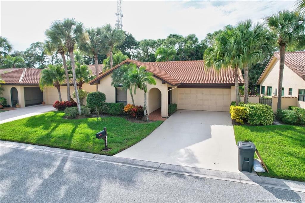 Property Photo:  2560 SW Bobalink Court  FL 34990 