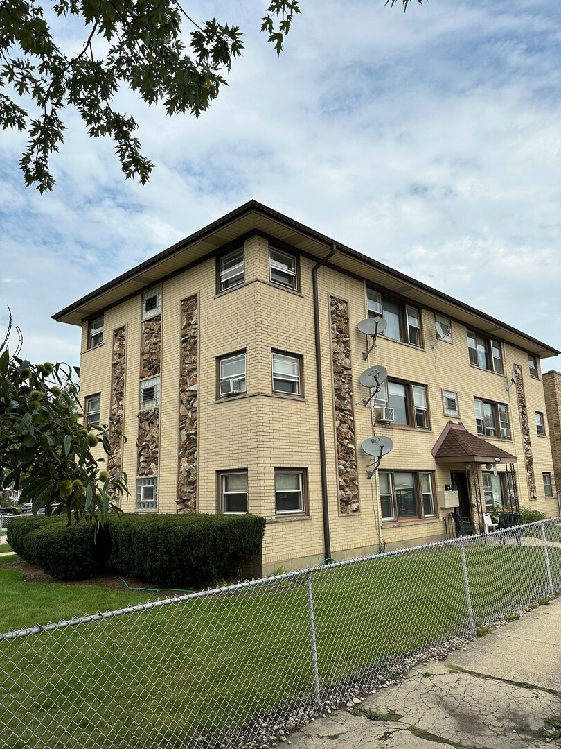 Property Photo: 8162 W Forest Preserve Drive 1W IL 60634