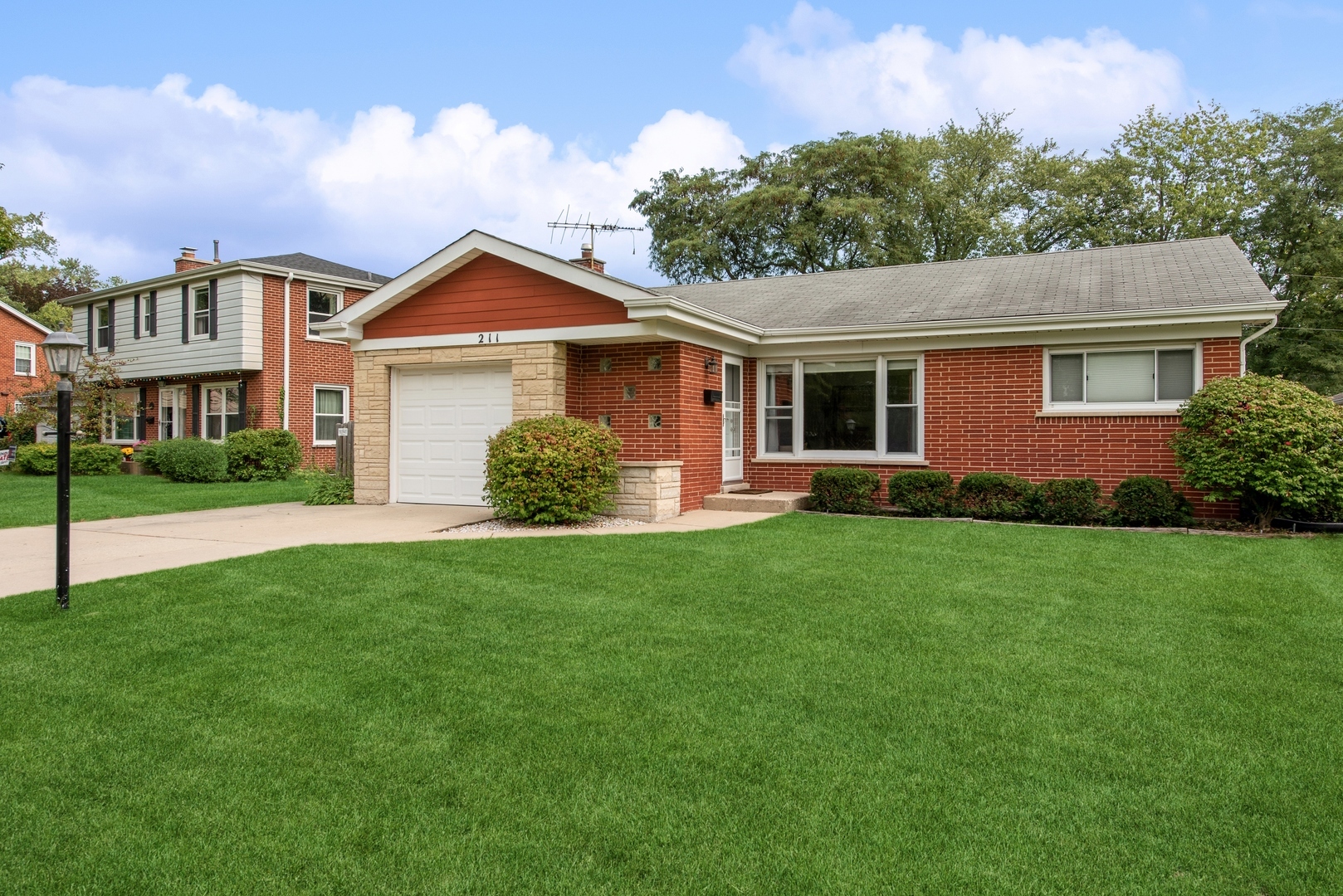 Property Photo:  211 S Princeton Avenue  IL 60005 