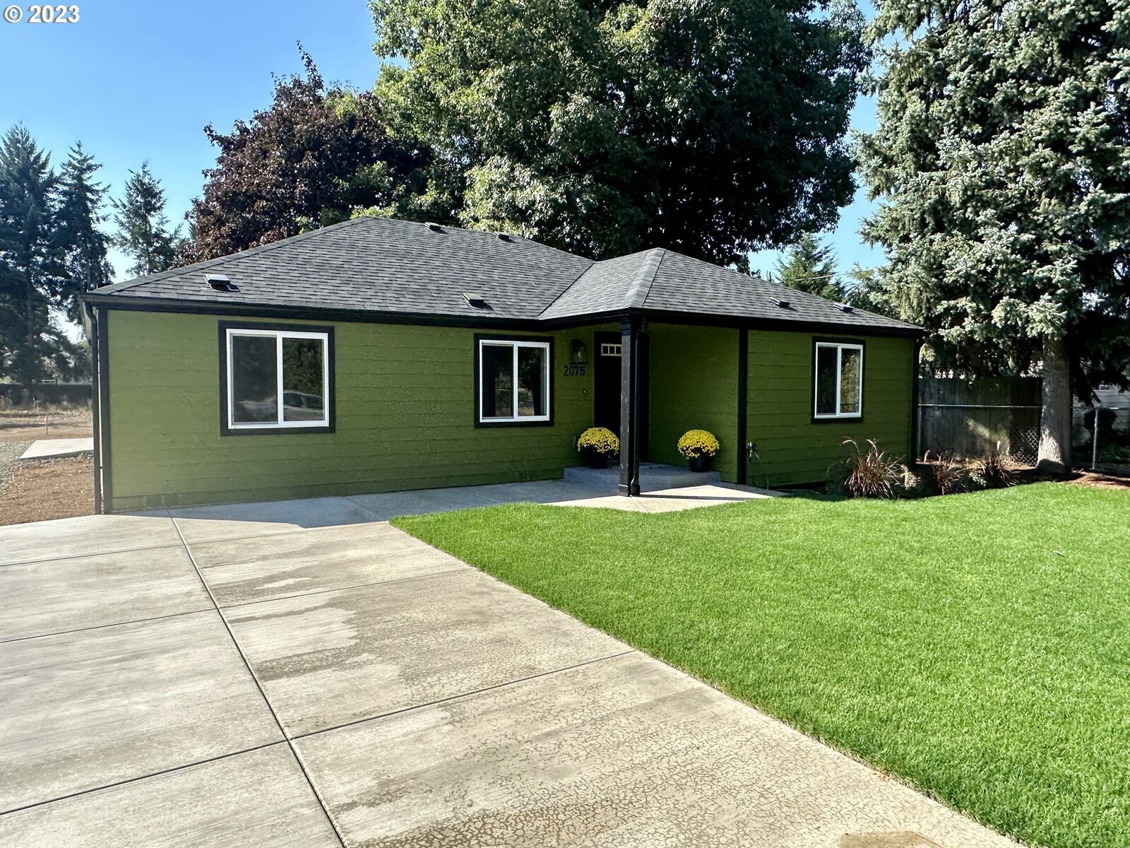 Property Photo: 2076 W Irwin Way OR 97402