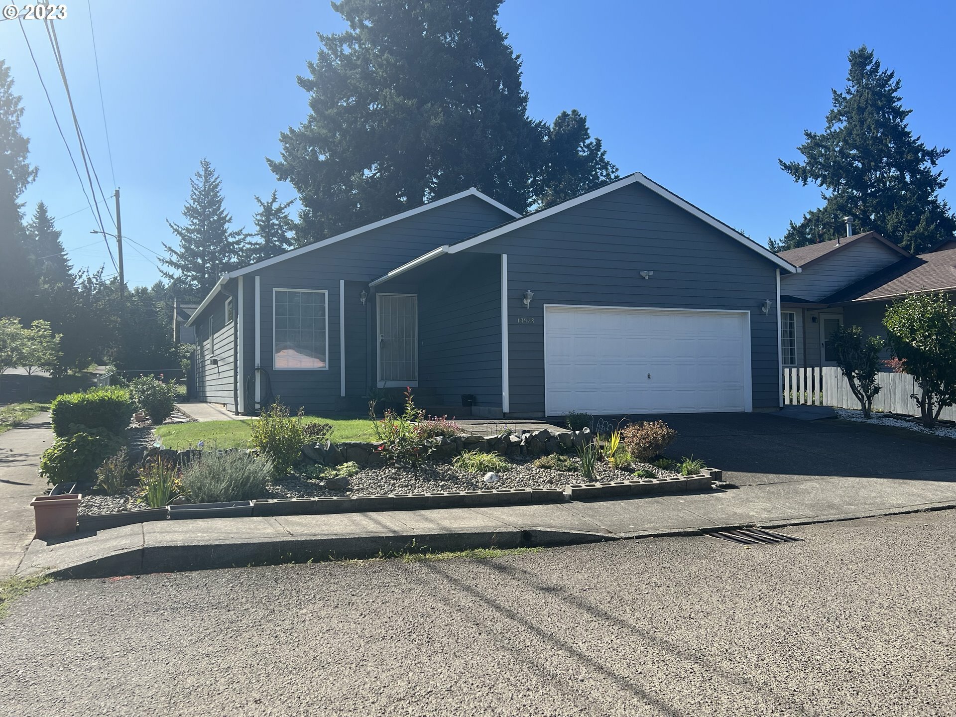 Property Photo: 13928 SE Henry St OR 97236