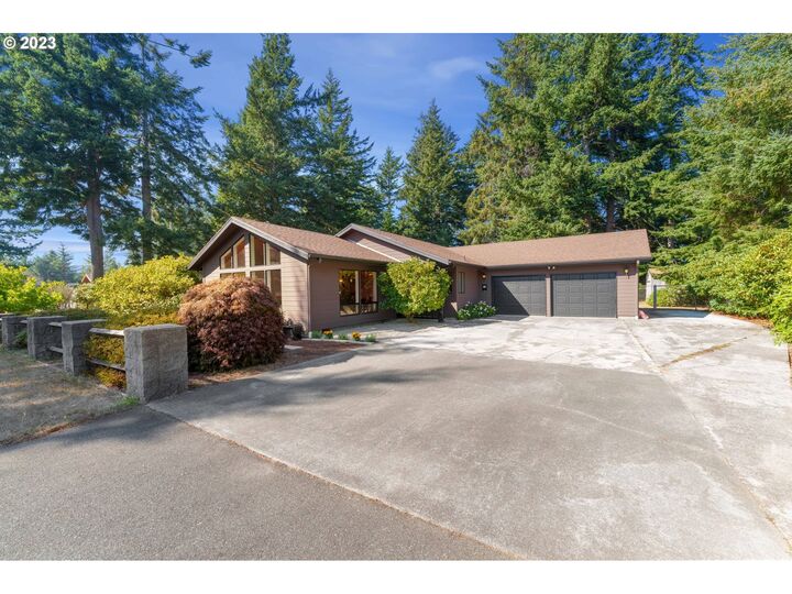 House for sale in Bandon 1175 6th St SE, Bandon, OR 97411