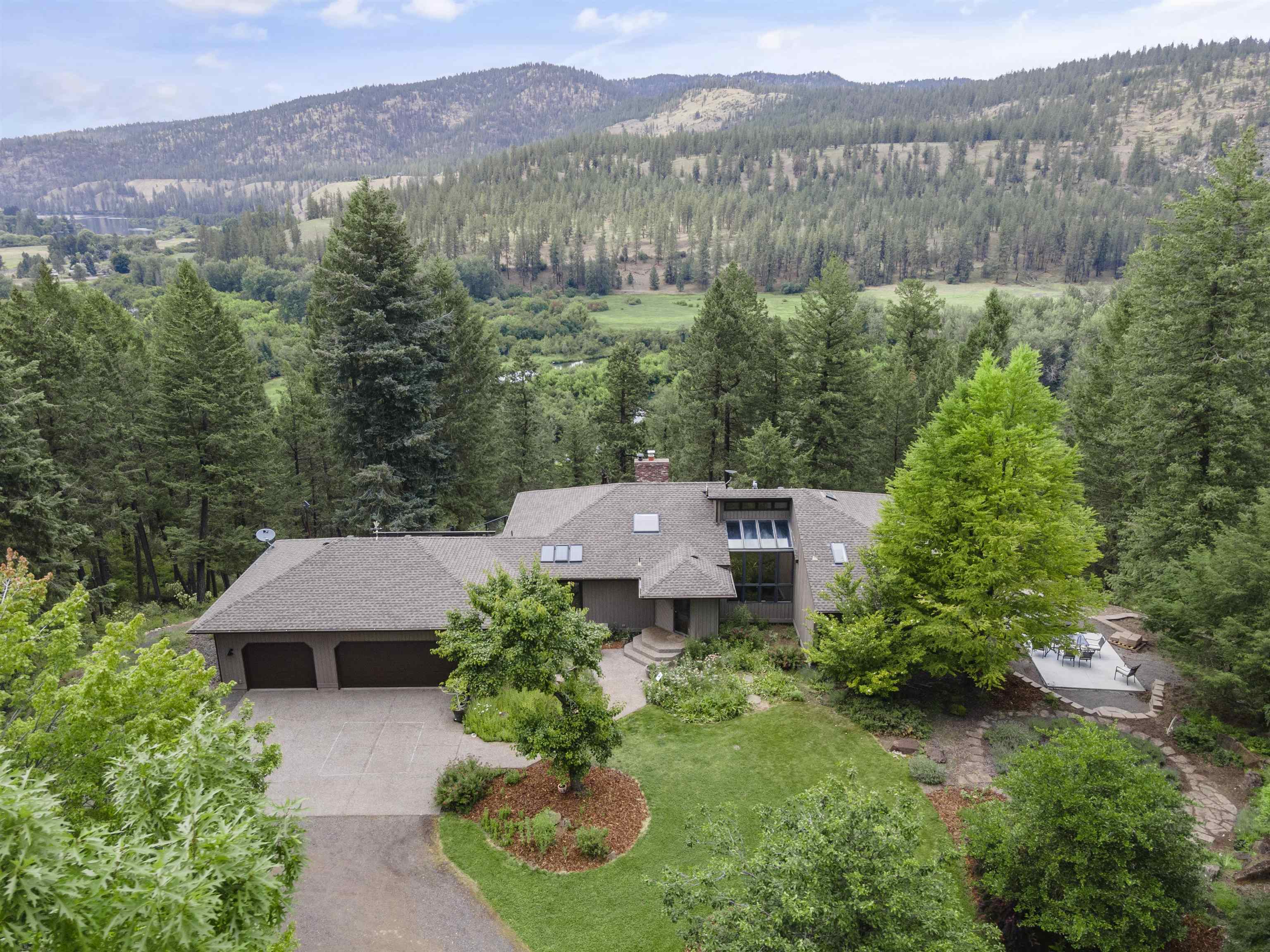 Property Photo: 8302 W Rutter Pkwy WA 99208