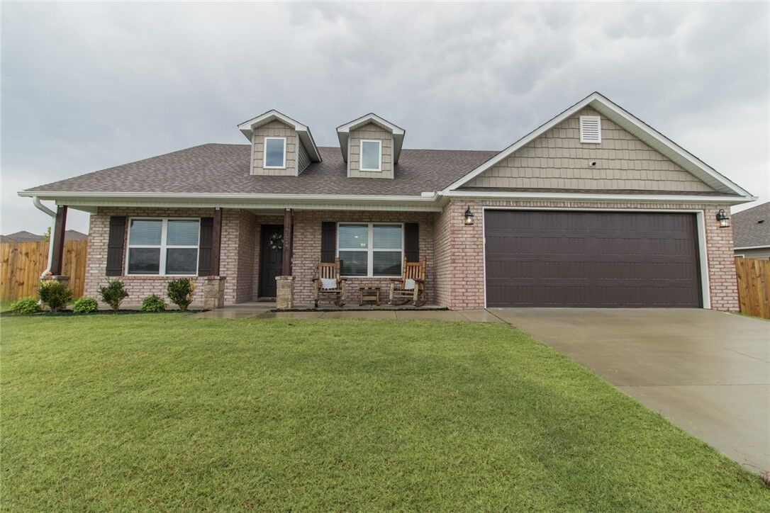 Property Photo:  413 Woodland Street  AR 72745 