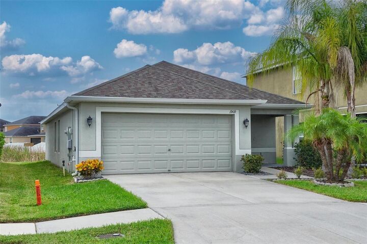 Property Photo:  1909 Citrus Lake Court  FL 33570 