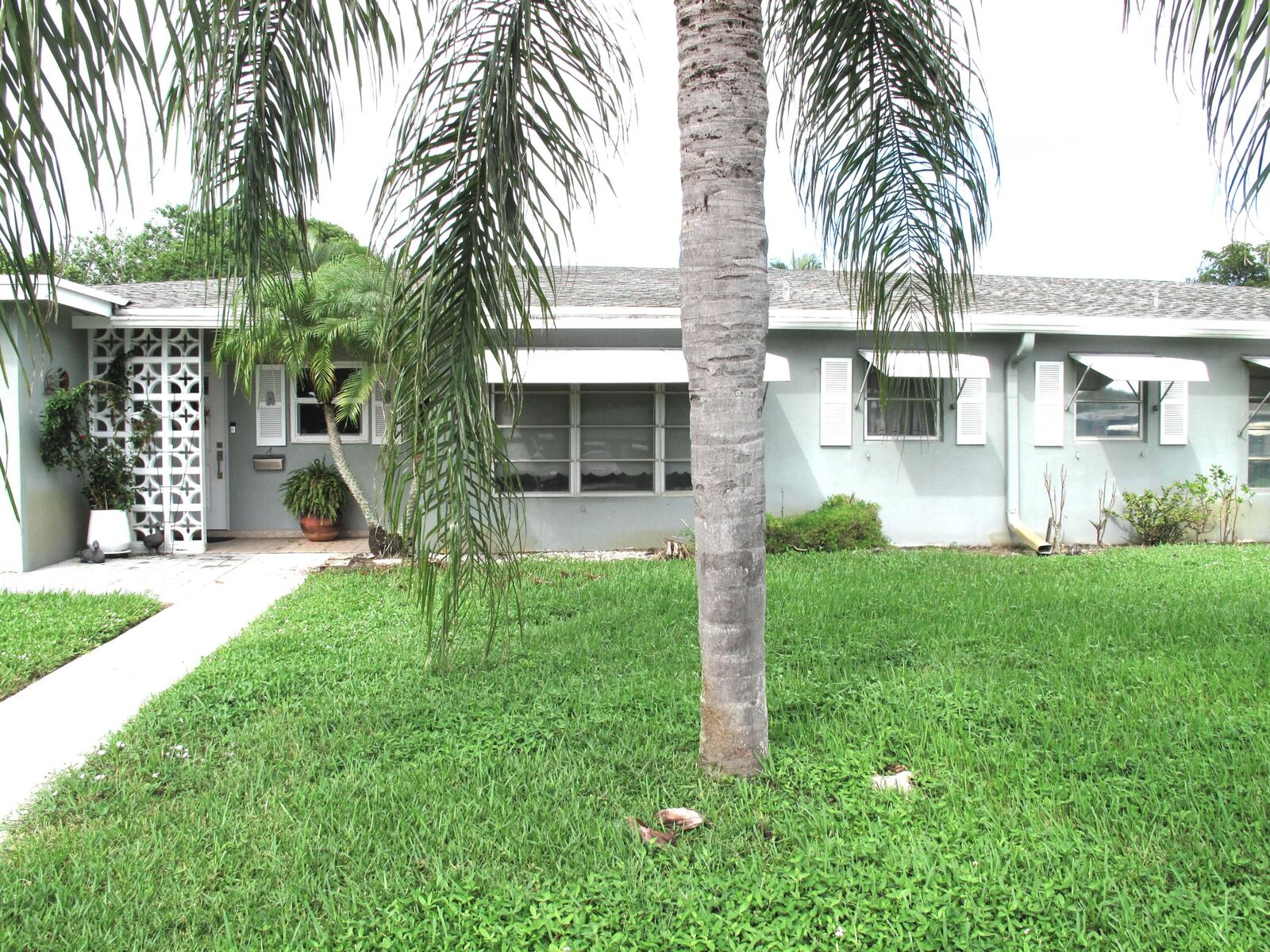 Property Photo:  917 S Drive Drive B  FL 33445 