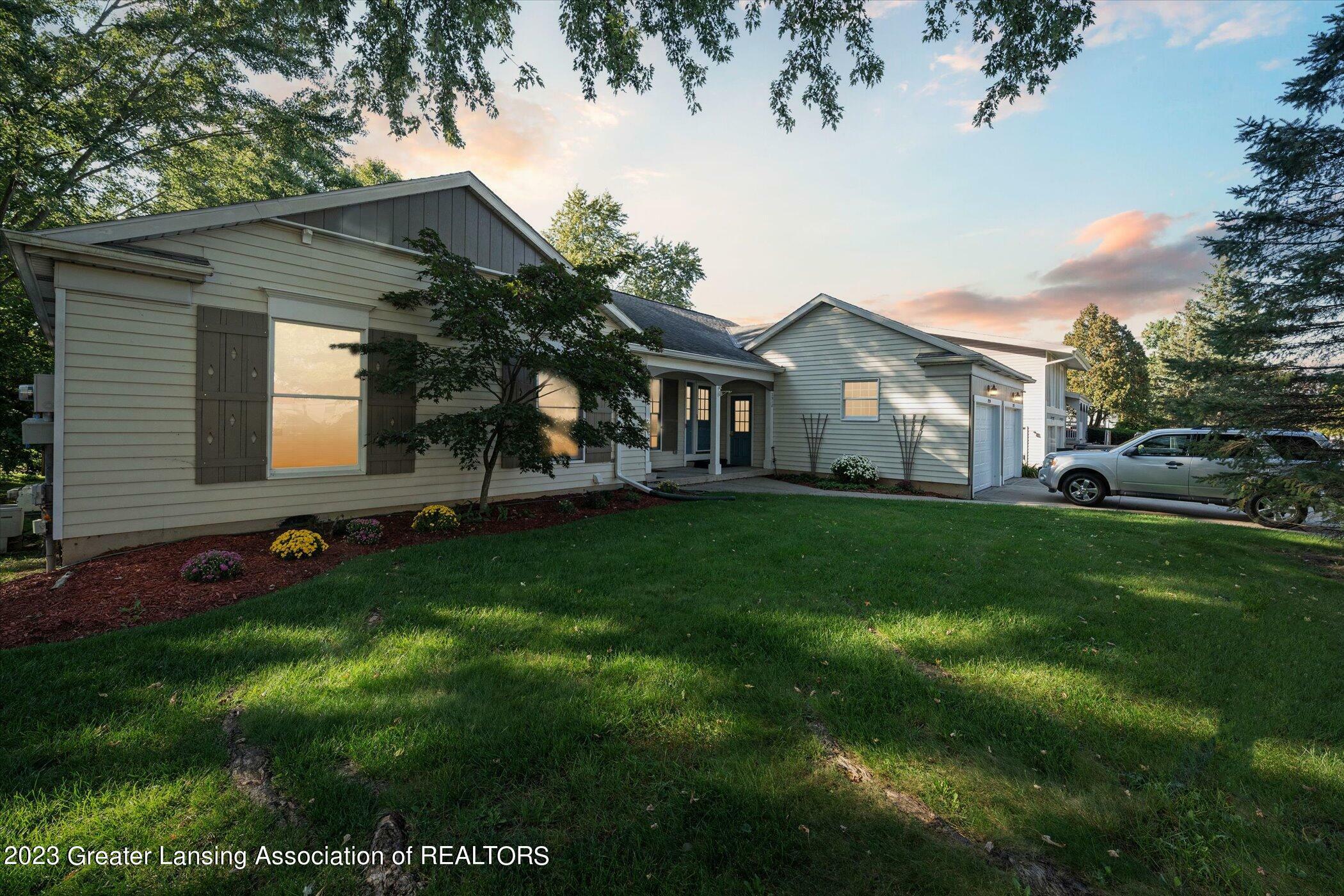 Property Photo:  2918 Stoneleigh Drive  MI 48910 