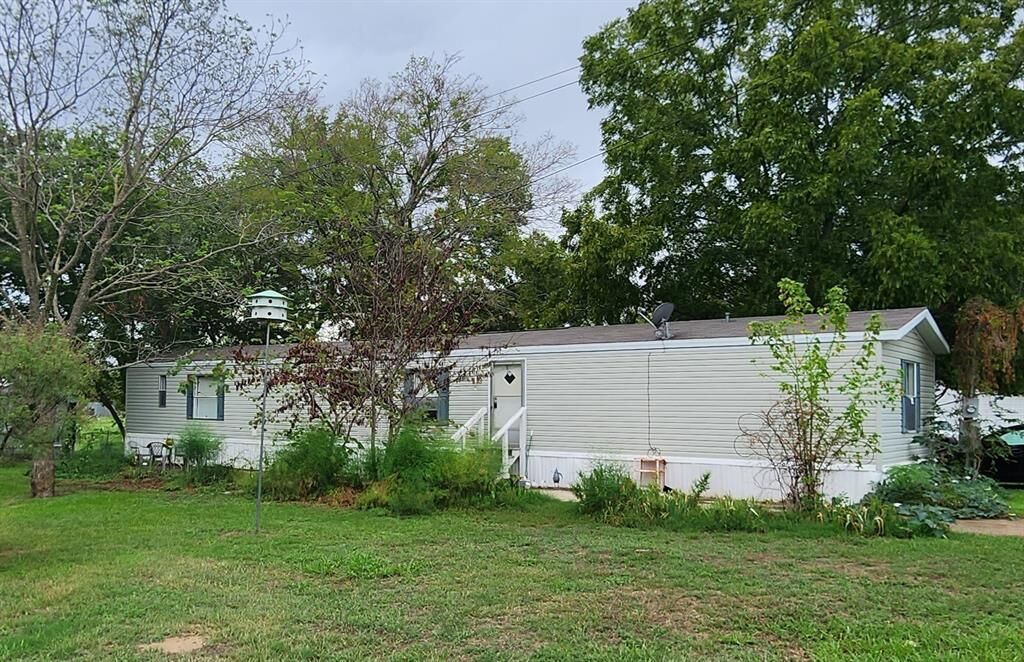 Property Photo: 103 S Avenue D TX 76693