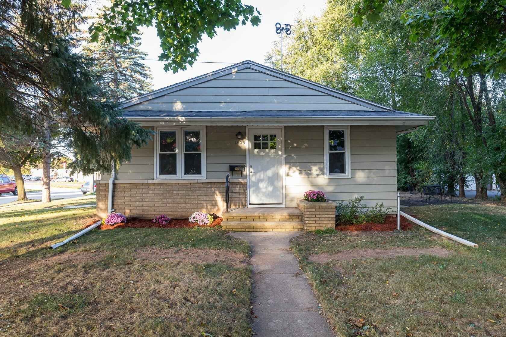 Property Photo:  1628 E Amelia Street  WI 54911 