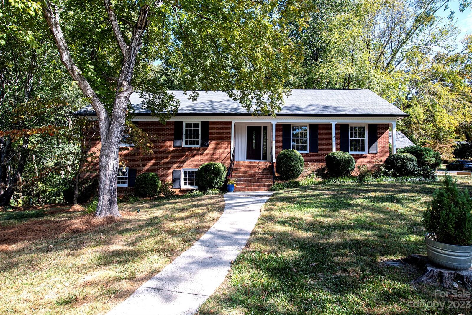 Property Photo:  2400 Skylark Court  NC 28210 