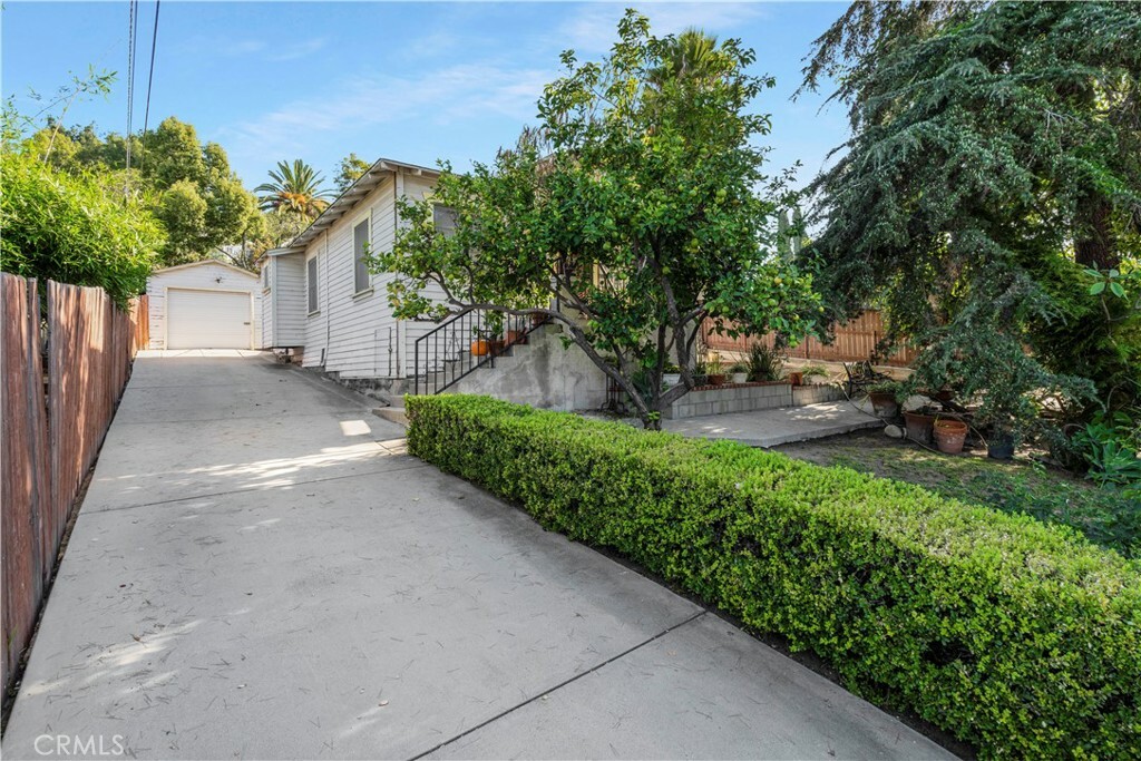 Property Photo:  2079 Wollam Street  CA 90065 