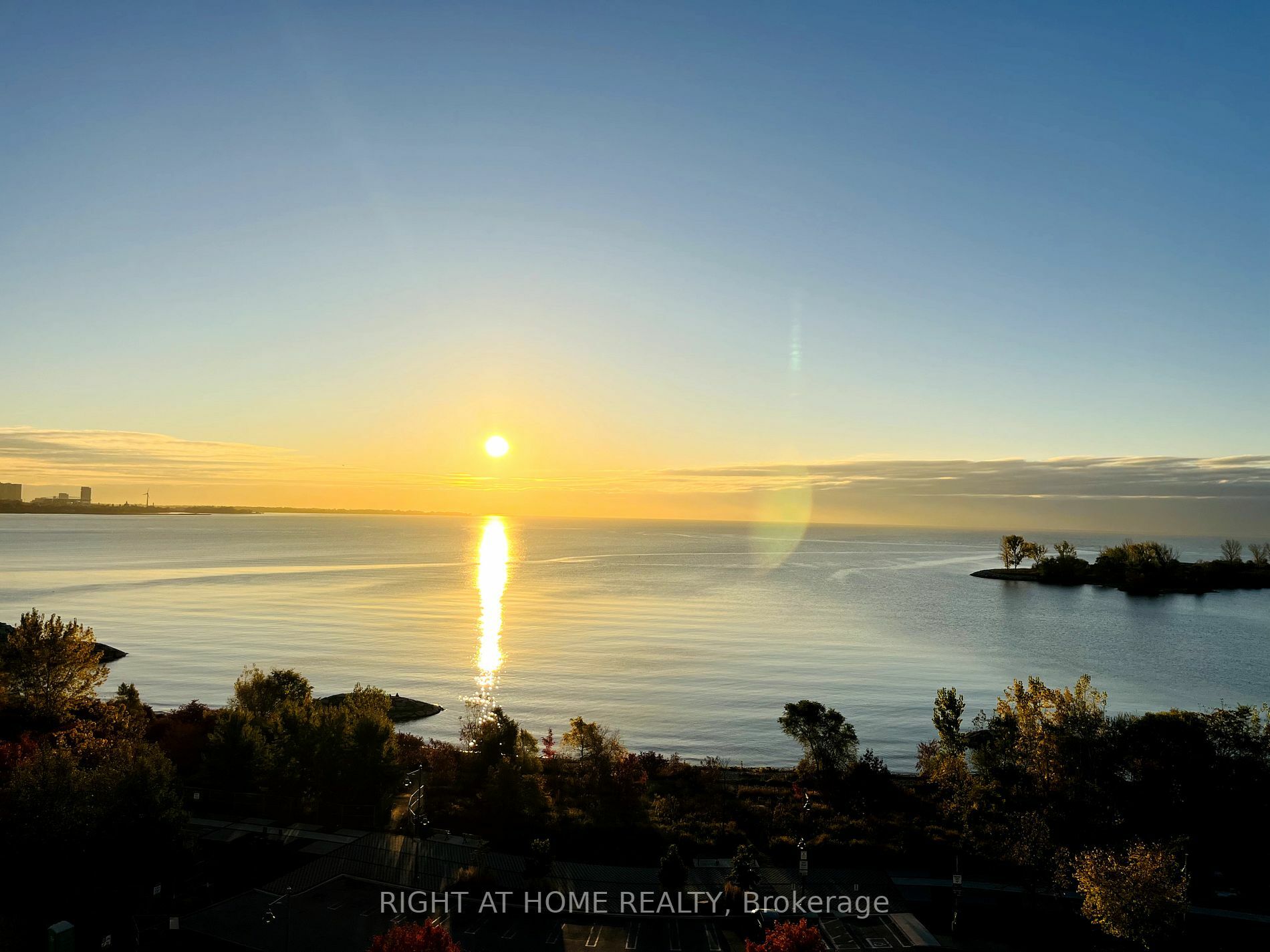 Property Photo: 2095 Lake Shore Blvd W Lph19 ON M8V4G4