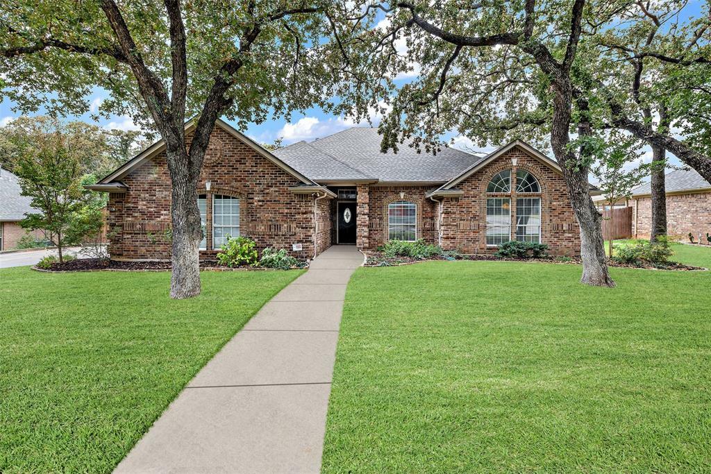 Property Photo: 1516 Highland Oaks Drive TX 76248