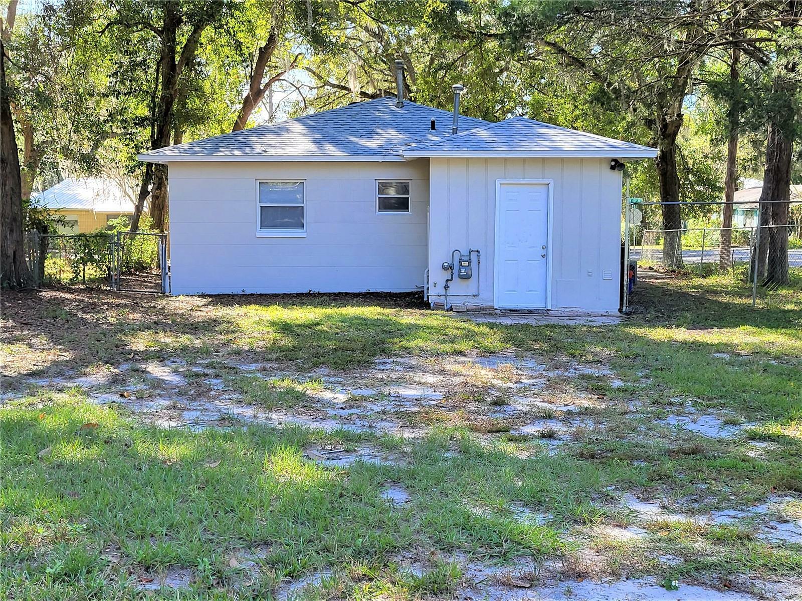 Property Photo:  918 NW 40th Avenue  FL 32609 