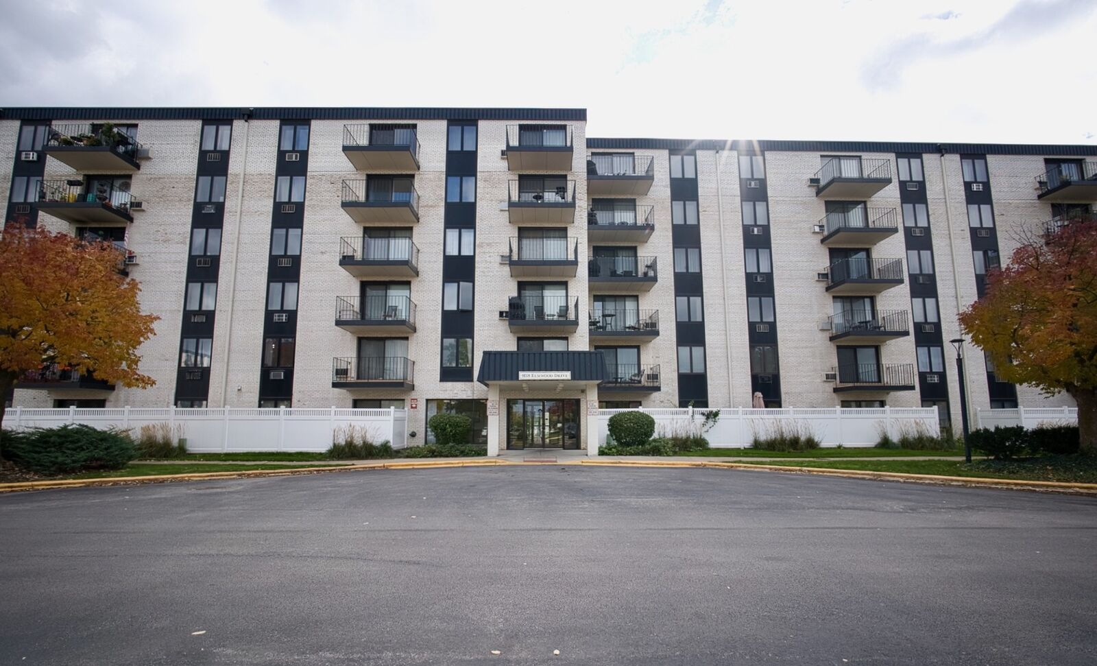 Property Photo: 9118 W Elmwood Drive 5E IL 60714