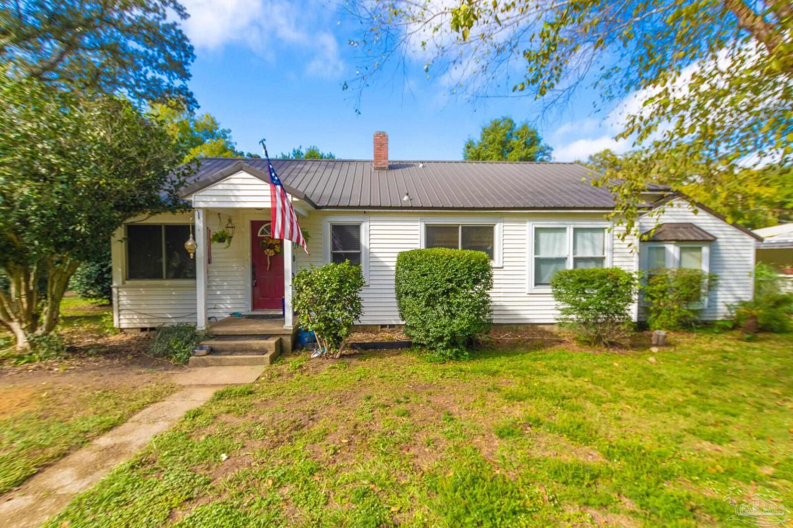 Property Photo:  205 N Pinewood Ln  FL 32507 