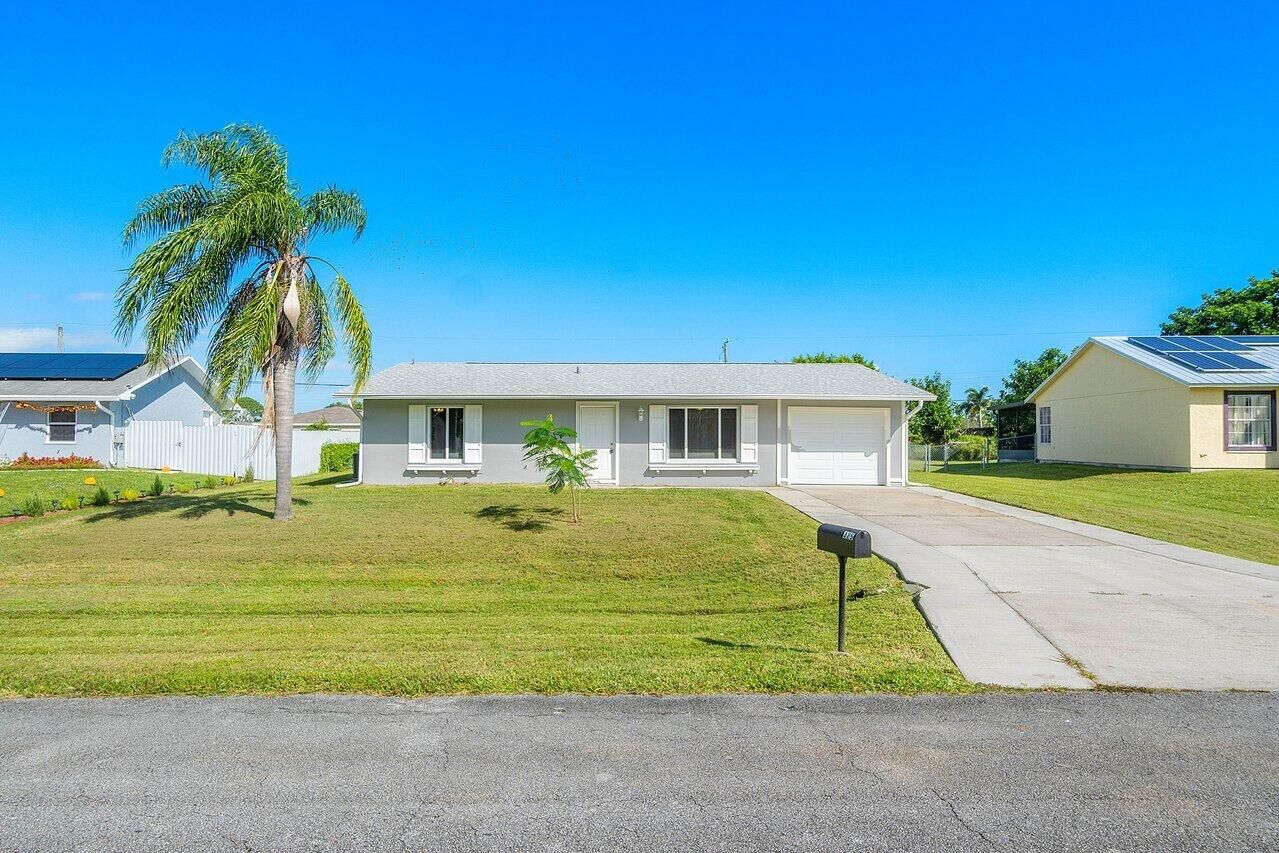 Property Photo: 325 NW Fairfax Avenue FL 34983