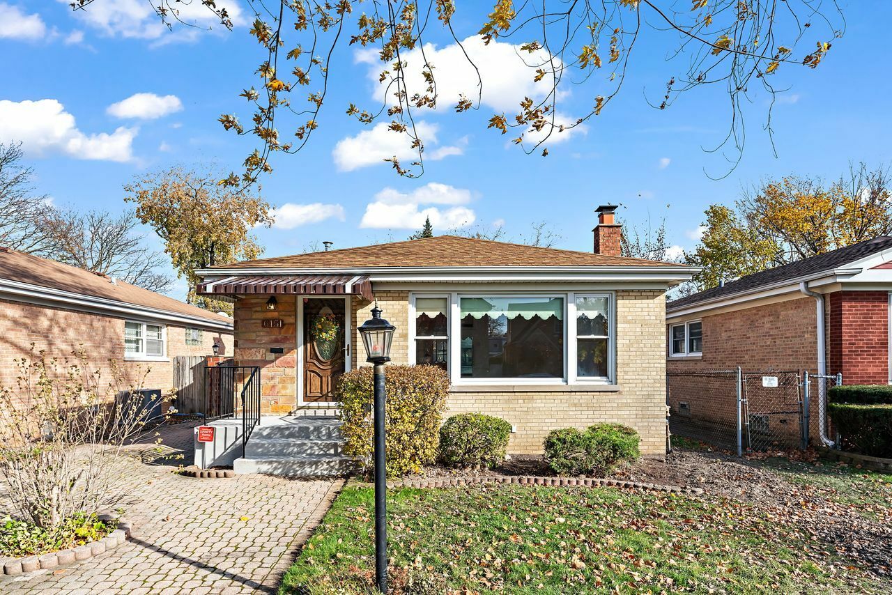 Property Photo:  6151 N Keystone Avenue  IL 60646 