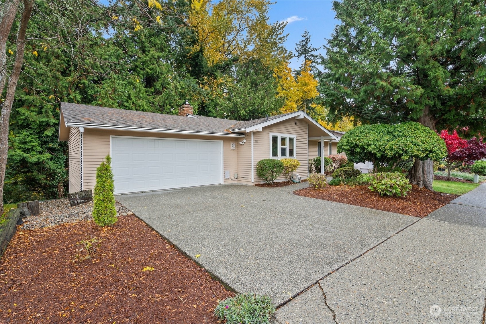 Property Photo:  1931 Rolling Hills Avenue SE  WA 98055 