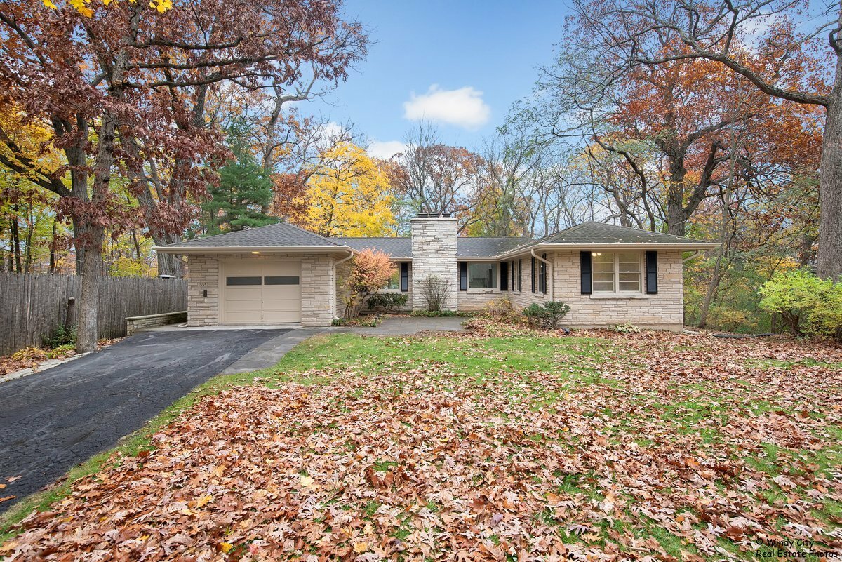 Property Photo: 1555 Willow Road IL 60045
