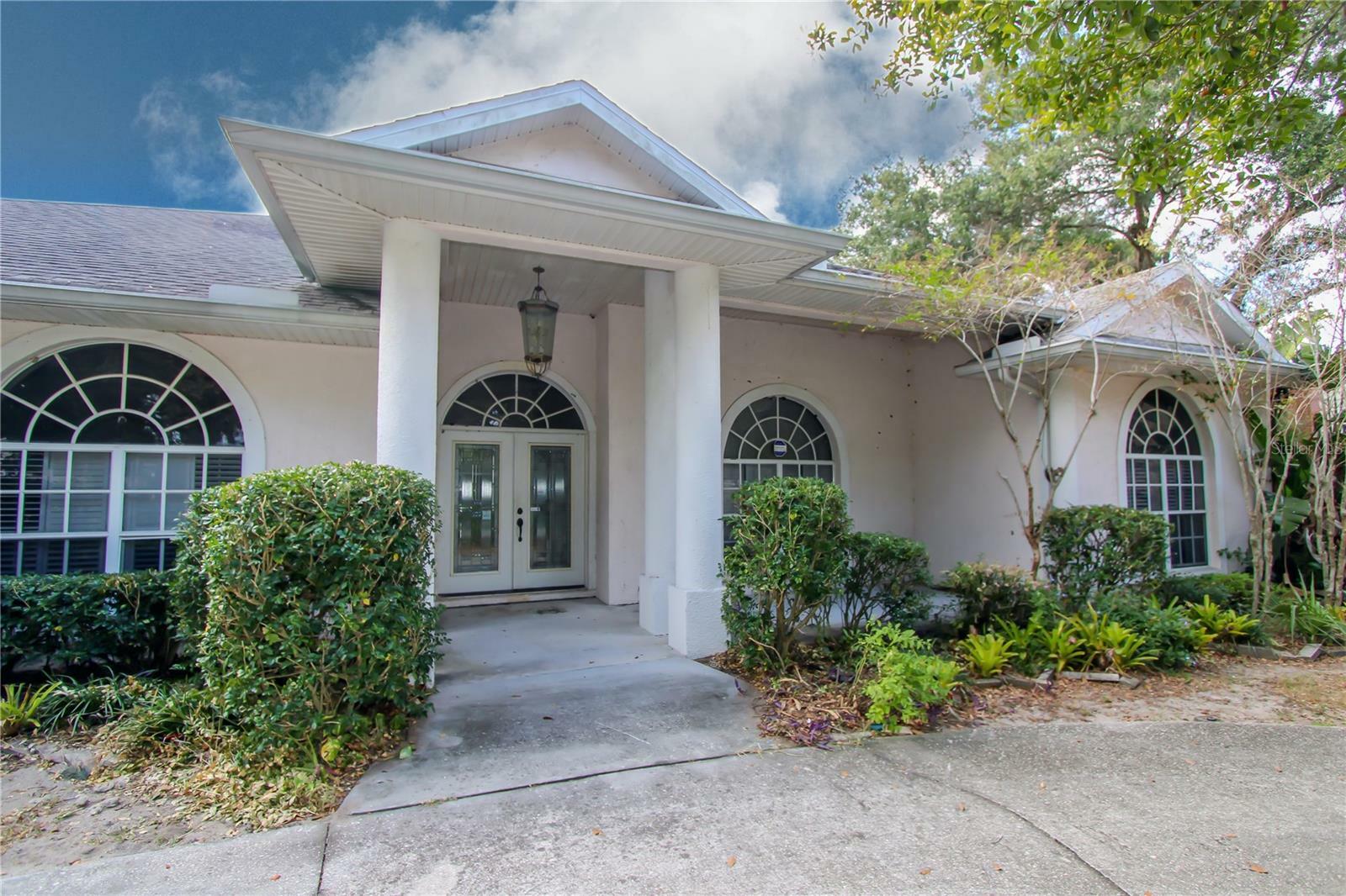 Property Photo:  1312 Estatewood Drive  FL 33510 