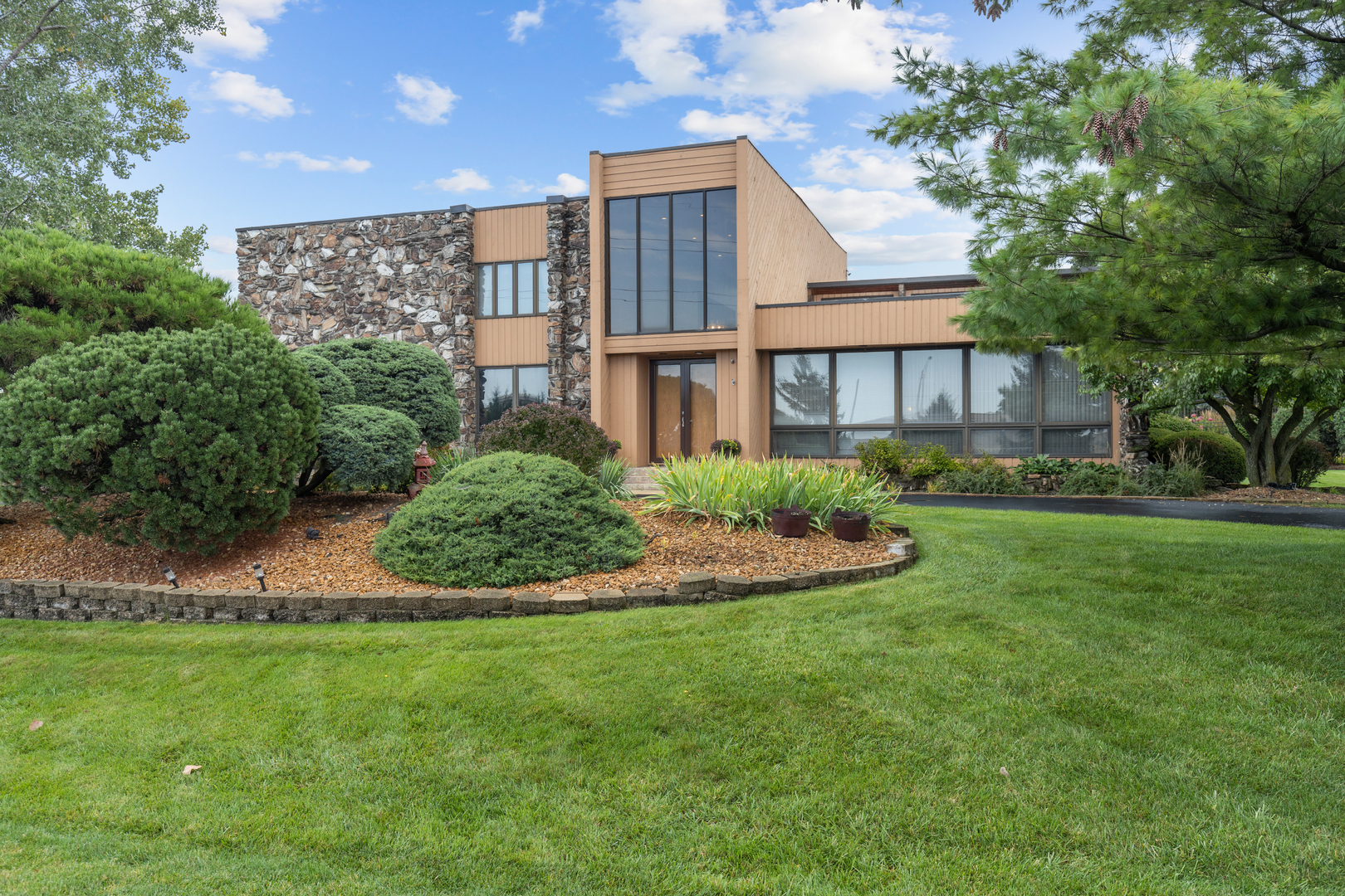 Property Photo: 20 Kingston Drive IL 60523