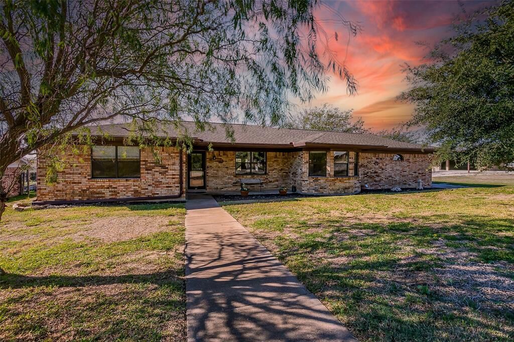 Property Photo: 328 Arrowhead Street TX 76108