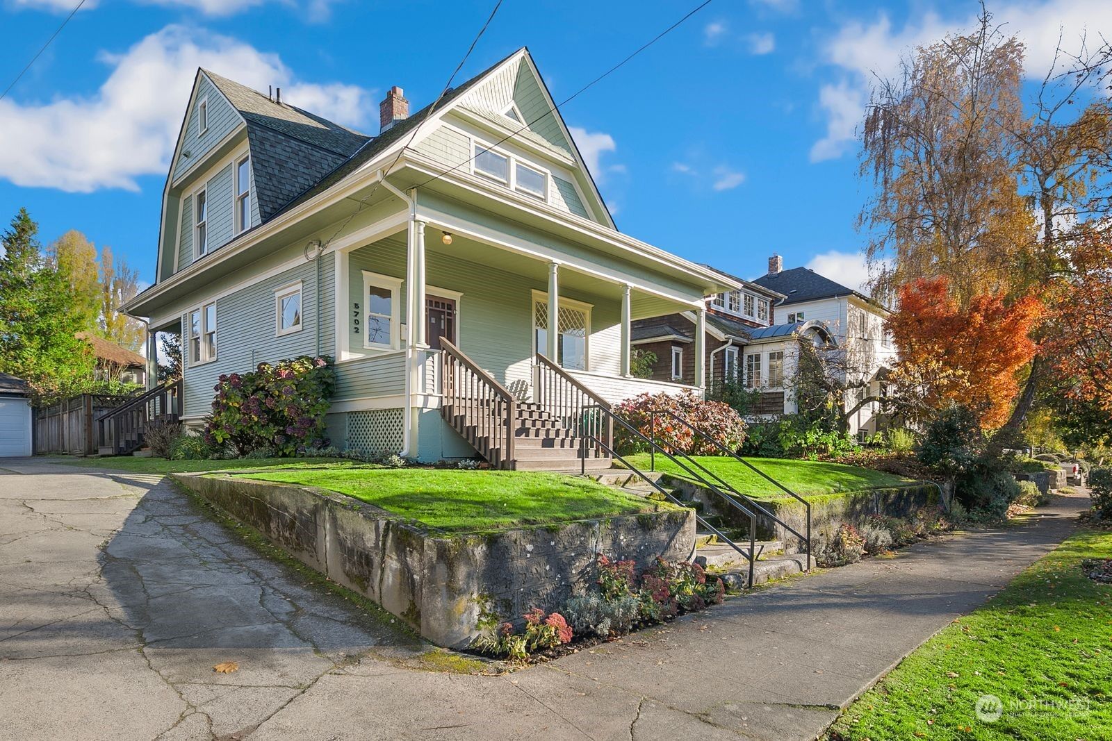 Property Photo: 5702 Woodlawn Avenue N WA 98103