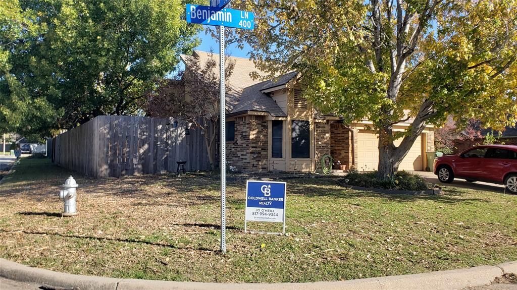 Property Photo: 401 Benjamin Lane TX 76002