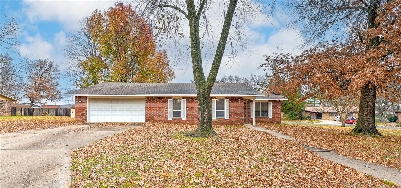 Property Photo:  701 N Kingswood Drive  AR 72756 