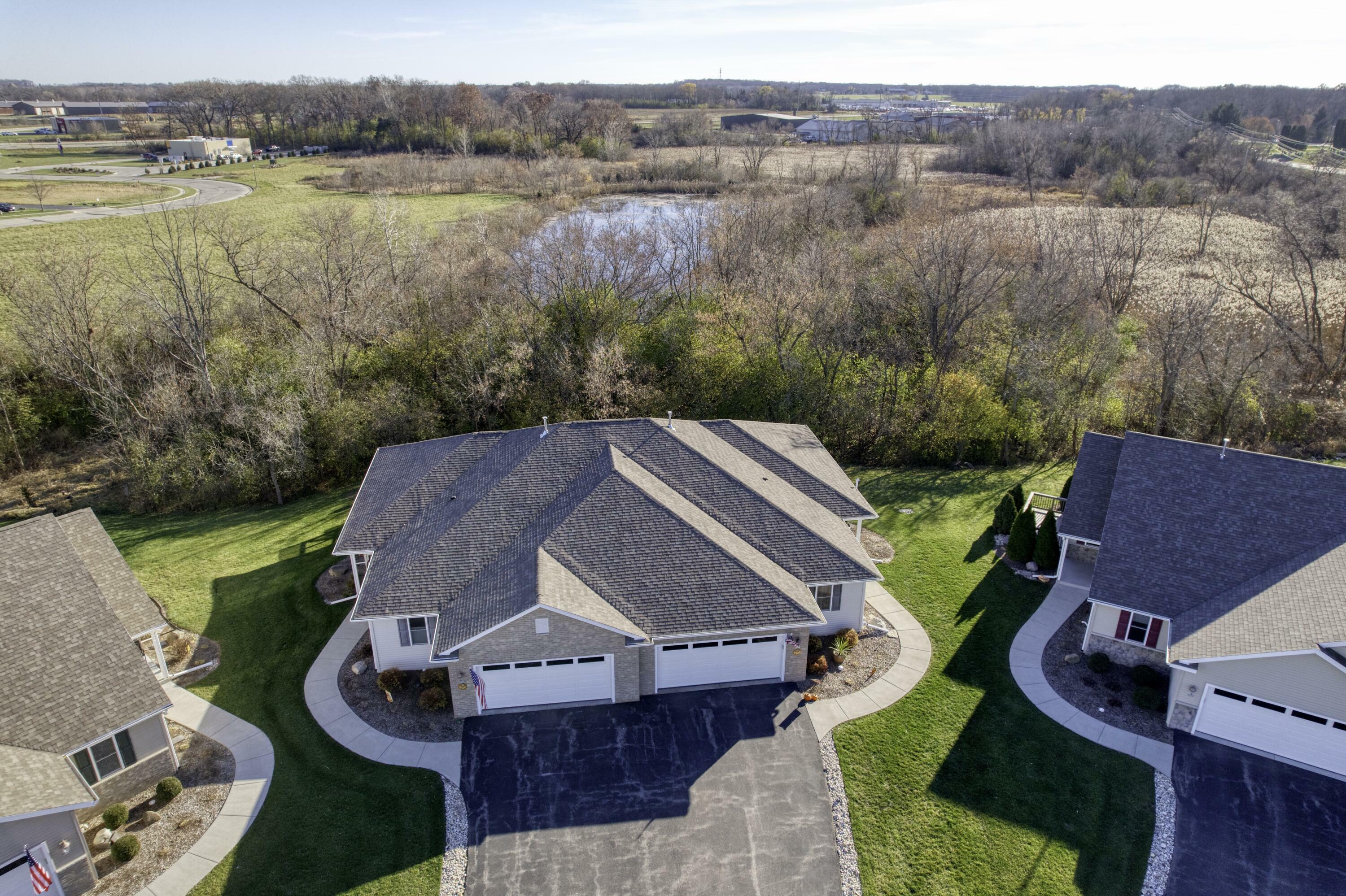 Property Photo: 607 Trailview Xing 15 WI 53185