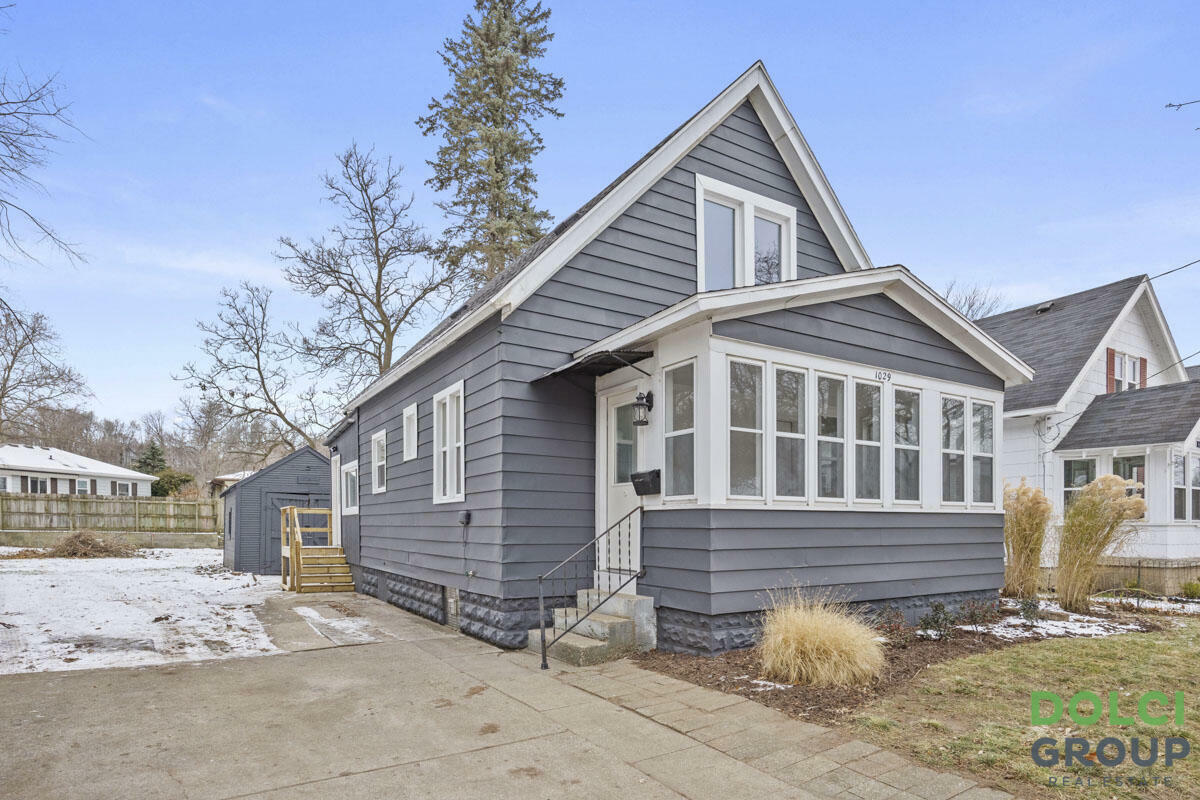 Property Photo:  1029 Woodrow Avenue NW  MI 49504 