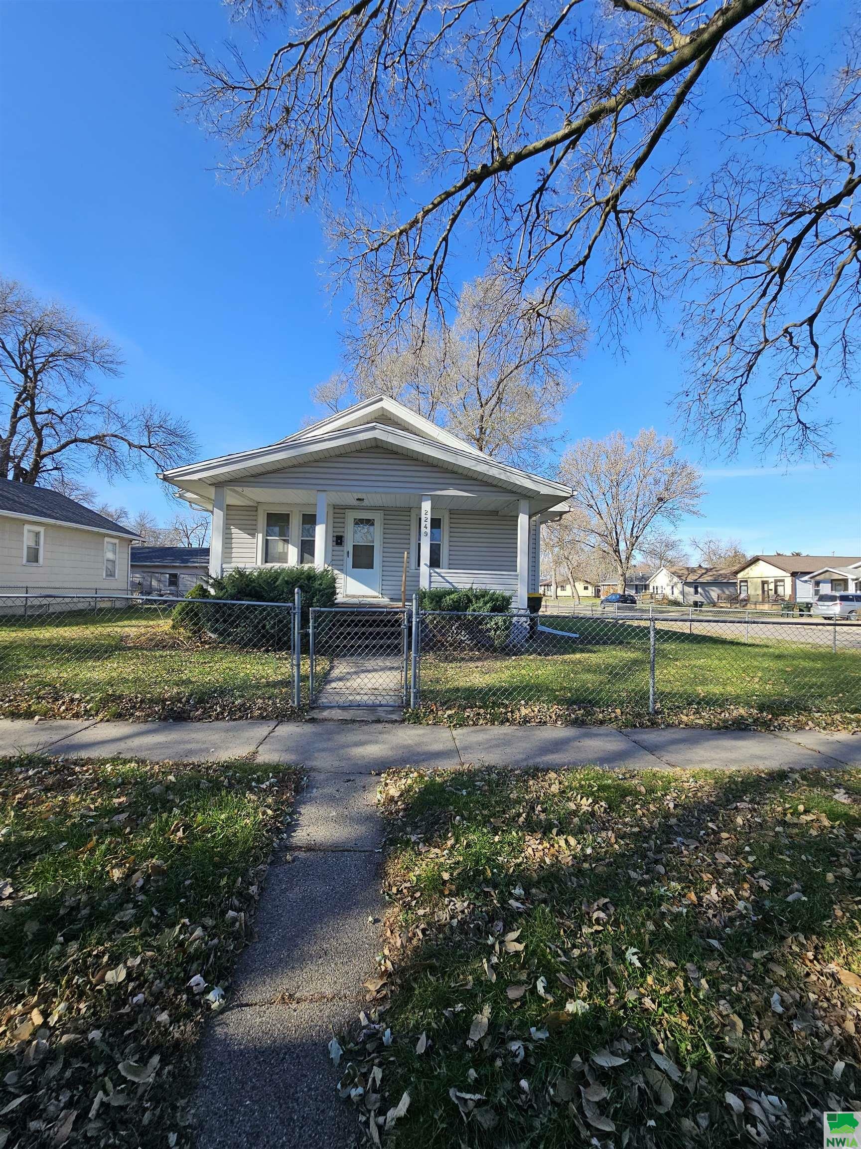 Property Photo:  2249 Roosevelt St  IA 51109 