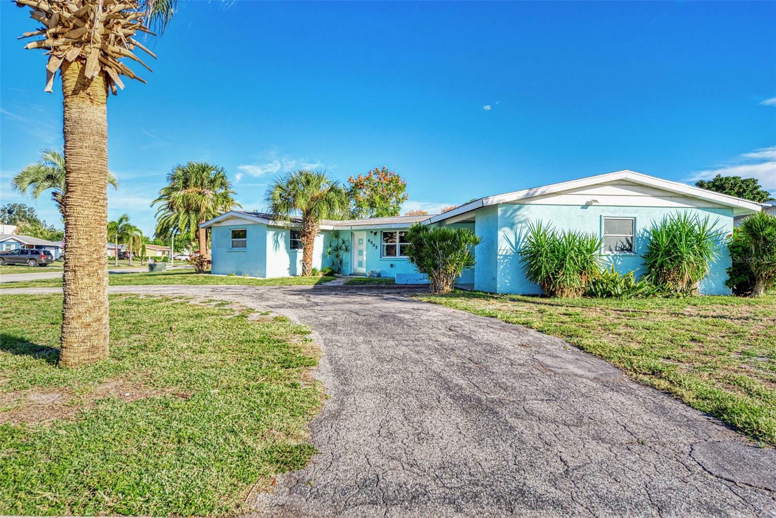 Property Photo:  6605 Colonial Drive  FL 34231 