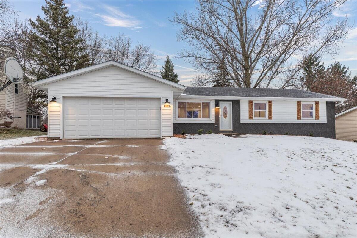 Property Photo:  1617 Primrose Ln  WI 53090 
