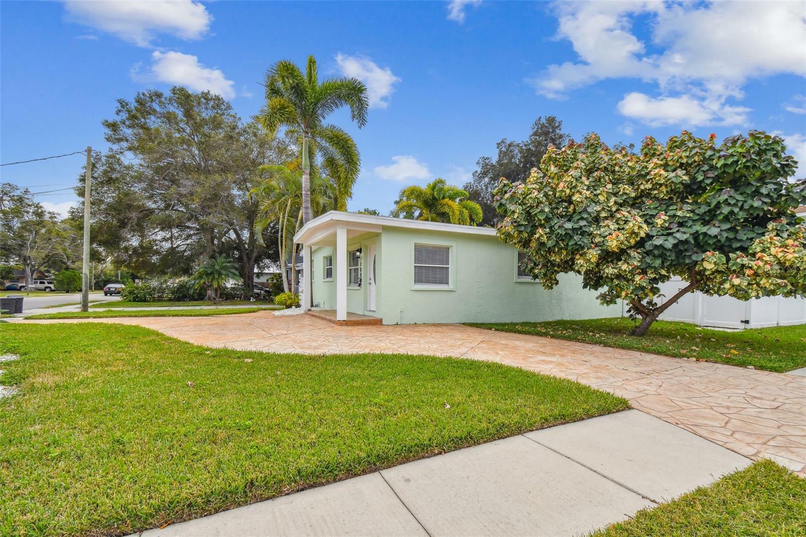 Property Photo:  7096 65th Street N  FL 33781 