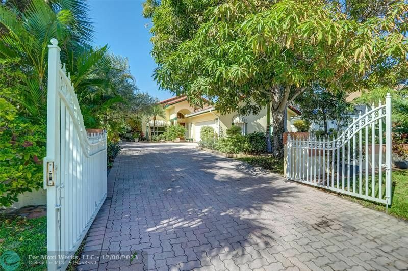 Property Photo:  305 S Riverside Dr  FL 33062 