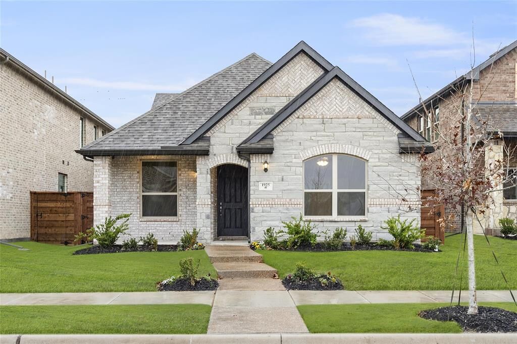 Property Photo: 1925 Kit Fox Run TX 75181