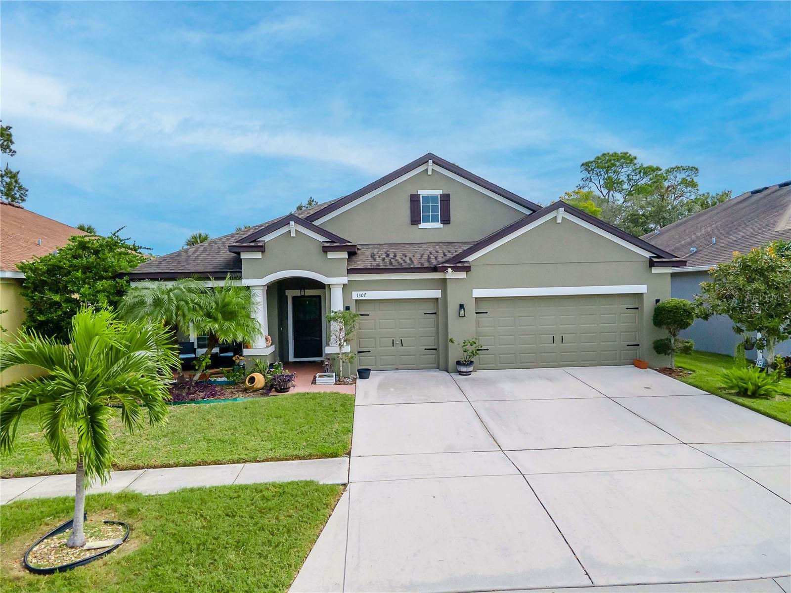 Property Photo:  1307 Parker Den Drive  FL 33570 