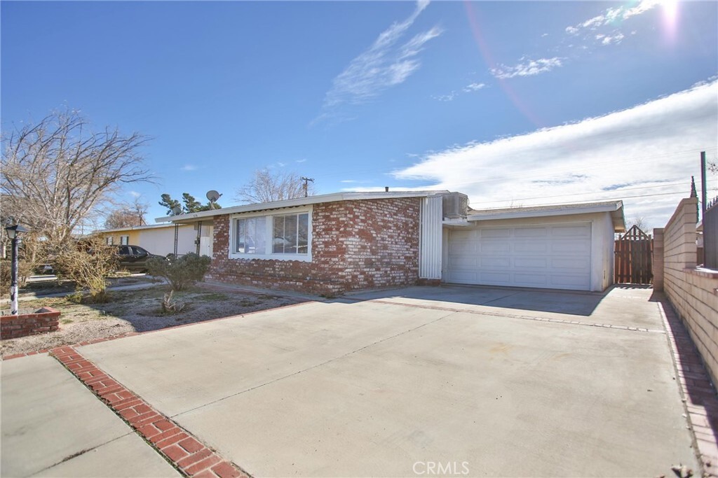 Property Photo: 1634 Sweetbrier Street CA 93550