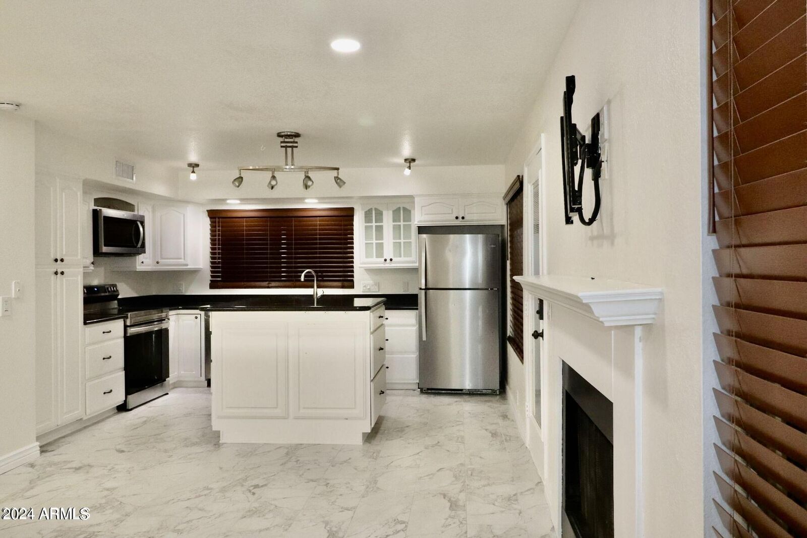 Property Photo: 1609 E Bluefield Avenue AZ 85022
