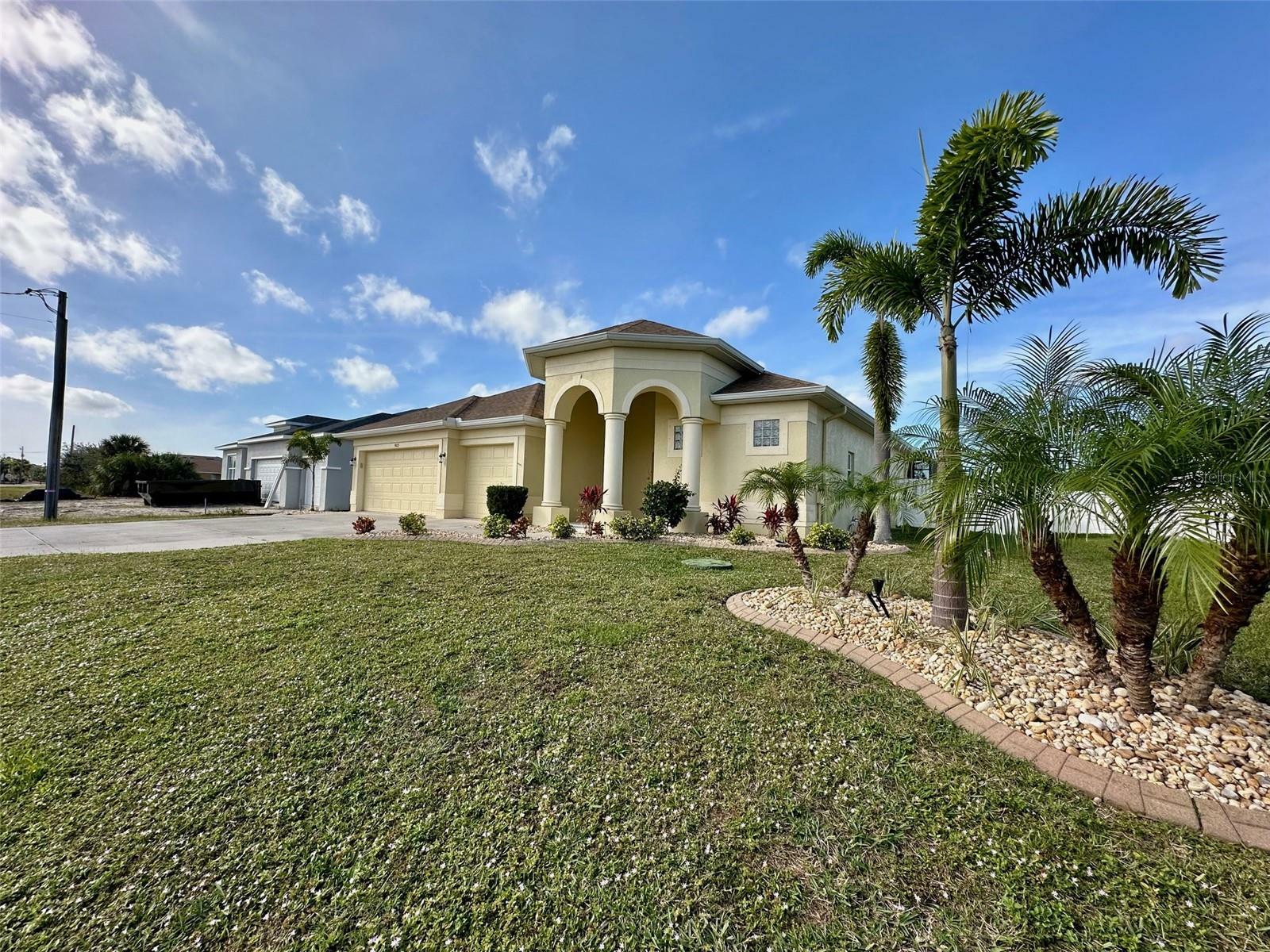 Property Photo:  9423 Rosebud Circle  FL 33981 